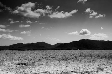 Cabo de Gata 'daki Salinas plajının güzel manzarası. Arkasında dağlar var.