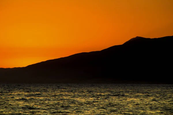 Mare Con Montagne Cielo Arancione Tramonto Cabo Gata Almeria Spagna — Foto Stock