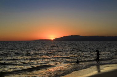 Günbatımı Cabo de Gata 'da Salinas plajında, Almeria, İspanya