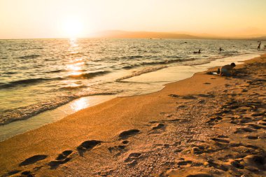 Günbatımı Cabo de Gata 'da Salinas plajında, Almeria, İspanya