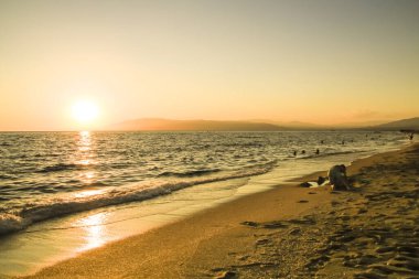 Günbatımı Cabo de Gata 'da Salinas plajında, Almeria, İspanya