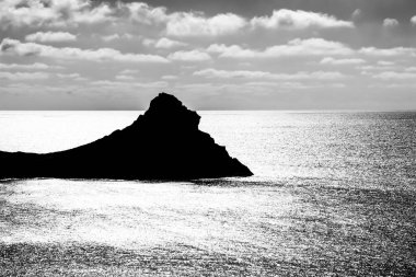 Cabo de Gata-Nijar Doğal Parkı 'ndaki Siren Resifi' nin küçük adasının silueti, Almerya, İspanya.