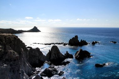 Cabo de Gata-Nijar 'daki Siren resifleri doğal parkı, Almerya, İspanya Yazın güneşli bir gününde.