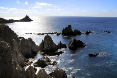 Cabo de Gata-Nijar 'daki Siren resifleri doğal parkı, Almerya, İspanya Yazın güneşli bir gününde.