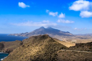 Isleta del Moro köyünde güzel bir deniz manzarası. Arka planda volkanik.