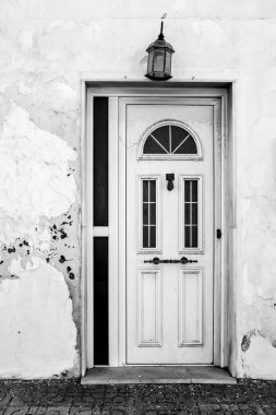 Beyaz metal kapısı ve klasik feneri olan tipik Endülüs beyazlatılmış cephesi