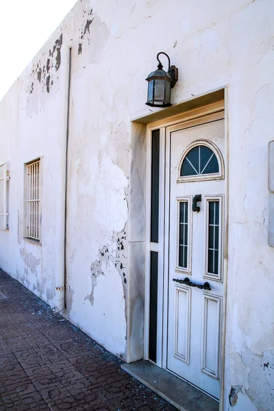 白い金属製のドアとヴィンテージランタンと典型的なアンダルシアの白塗りのファサード — ストック写真
