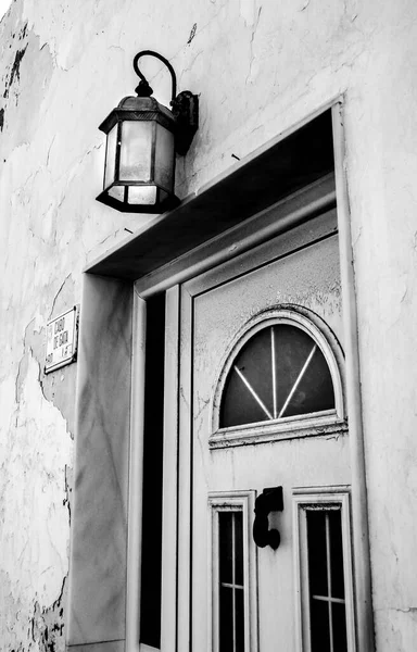 Fachada Típica Andaluz Caiado Com Porta Metal Branco Lanterna Vintage — Fotografia de Stock
