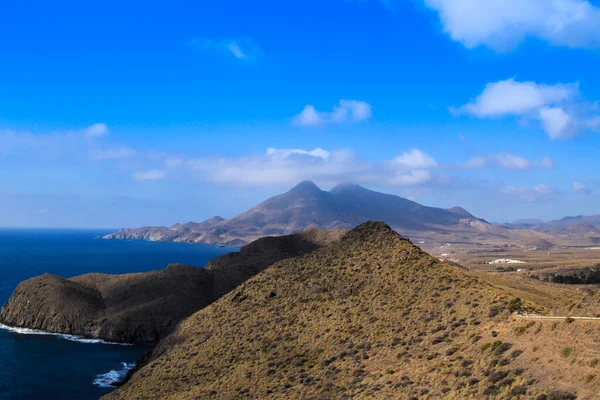 Όμορφη Θαλασσογραφία Στο Χωριό Isleta Del Moro Ηφαίστεια Στο Βάθος — Φωτογραφία Αρχείου