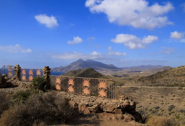 Όμορφη Θαλασσογραφία Στο Χωριό Isleta Del Moro Ηφαίστεια Στο Βάθος — Φωτογραφία Αρχείου