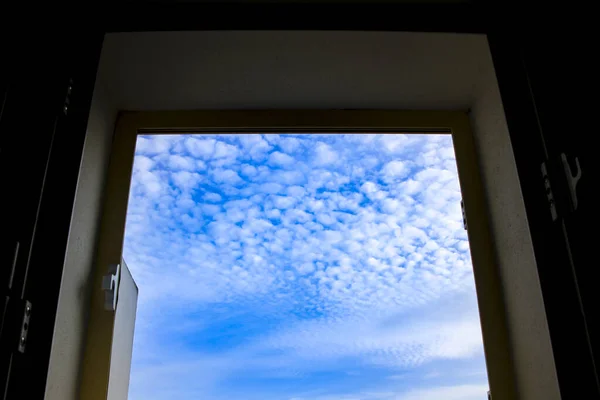 Altocumulus Floccus Céu Através Janela Espanha — Fotografia de Stock