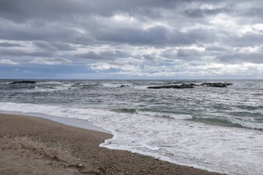 Bulutlu bir günde Villaricos kasabasındaki Playazo plajı. Villaricos, Endülüs Topluluğu, İspanya