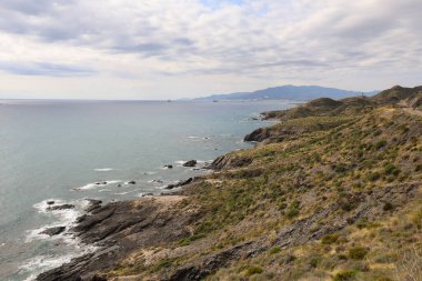 Cuevas de Almanzora, Almerya, İspanya 'daki Villaricos kıyısında kayalıklar ve kayalık koylar