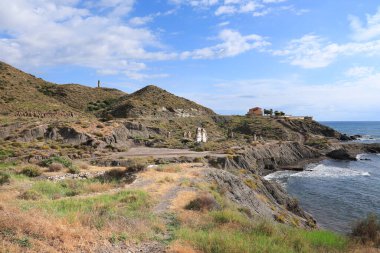 Cuevas de Almanzora, Almerya, İspanya 'daki Villaricos kıyısında kayalıklar ve kayalık koylar