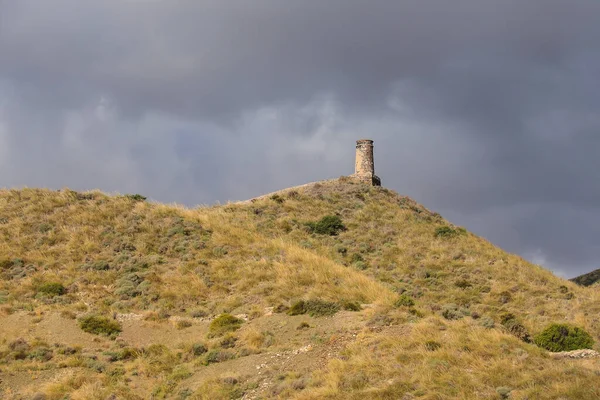 İspanya, Endülüs 'teki Villaricos kasabasının kıyısındaki dökümhane harabelerinde baca.
