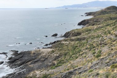 Cuevas de Almanzora, Almerya, İspanya 'daki Villaricos kasabasındaki Sierra Almagrera dağ tepeleri ve kayalık koylar