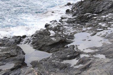 Cuevas de Almanzora, Almerya, İspanya 'daki Villaricos kasabasındaki Sierra Almagrera dağ tepeleri ve kayalık koylar