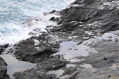 Cuevas de Almanzora, Almerya, İspanya 'daki Villaricos kasabasındaki Sierra Almagrera dağ tepeleri ve kayalık koylar