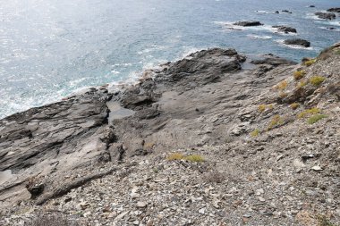 Cuevas de Almanzora, Almerya, İspanya 'daki Villaricos kasabasındaki Sierra Almagrera dağ tepeleri ve kayalık koylar