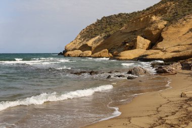 İspanya, Murcia 'da fırtınalı ve rüzgarlı bir sonbahar gününde yalnız La Carolina plajı