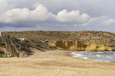 İspanya, Murcia 'da fırtınalı ve rüzgarlı bir sonbahar gününde yalnız La Carolina plajı