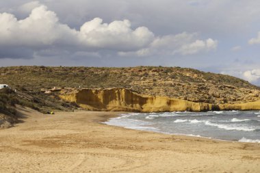 İspanya, Murcia 'da fırtınalı ve rüzgarlı bir sonbahar gününde yalnız La Carolina plajı