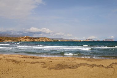 İspanya, Murcia 'da fırtınalı ve rüzgarlı bir sonbahar gününde yalnız La Carolina plajı