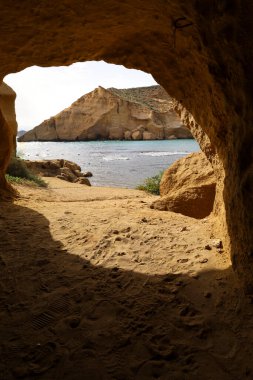 Los Cocedores sahilindeki mağaralar Almerya, Endülüs, İspanya