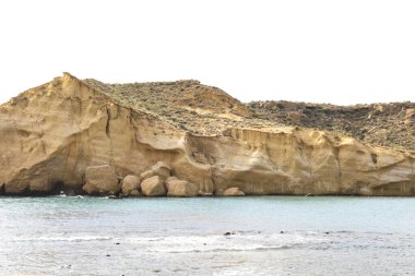 Almerya, İspanya 'da fosil kalıntıları ve volkanik kayalarla Los Cocedores plajı