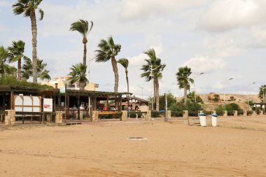 San Juan de los Terreros, Pulpi, Almeria, İspanya - 11 Ekim 2025: San Juan de los Terreros plajı üzerinde bar terası ve chiringuito, güneşli ve açık bir sonbahar gününde