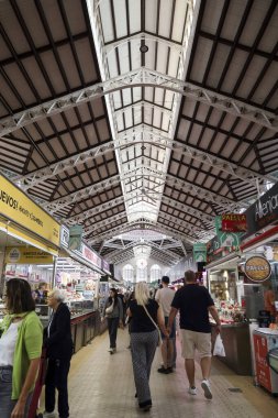 Valencia, İspanya... 26 Ekim 2025 Valencia 'nın ünlü merkez marketinde market tezgahları var. Güzel modernist stil pazarı