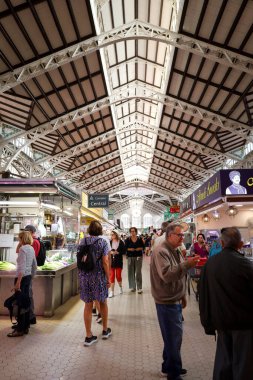 Valencia, İspanya... 26 Ekim 2025 Valencia 'nın ünlü merkez marketinde market tezgahları var. Güzel modernist stil pazarı