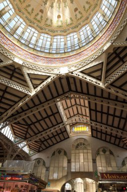 Valencia, İspanya - 26 Ekim 2025 Valencia şehrinin ünlü merkezi pazarının mimari detayları modernist tarzda