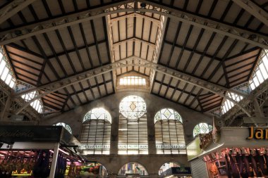 Valencia, İspanya - 26 Ekim 2025 Valencia şehrinin ünlü merkezi pazarının mimari detayları modernist tarzda