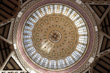 Valencia, İspanya - 26 Ekim 2025 Valencia şehrinin ünlü merkezi pazarının mimari detayları modernist tarzda