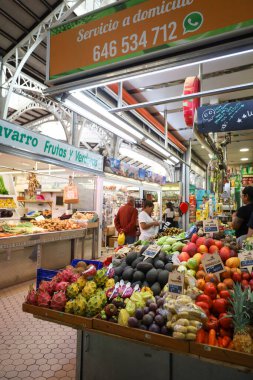 Valencia, İspanya... 26 Ekim 2025 Valencia 'nın ünlü merkez marketinde market tezgahları var. Güzel modernist stil pazarı