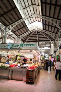 Valencia, İspanya... 26 Ekim 2025 Valencia 'nın ünlü merkez marketinde market tezgahları var. Güzel modernist stil pazarı