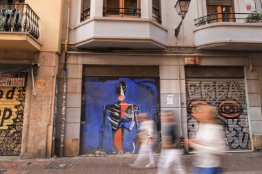 Valencia, İspanya - 26 Ekim 2024: Valencia 'nın El Carmen mahallesinde renkli duvar yazıları ile eski cephe