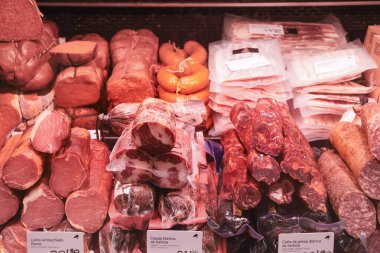 Valencia, İspanya... 26 Ekim 2025 Valencia 'nın merkez pazarında şarküteri, sosis ve iber jambonu tezgahı.