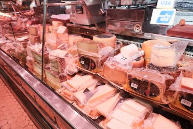 Valencia, İspanya, 26 Ekim 2025, Valencia 'nın merkez pazarındaki peynir tezgahı.