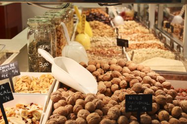 Valencia, İspanya... 26 Ekim 2025 Valencia 'nın merkez pazarında fındık ve kurutulmuş meyve tezgahı..