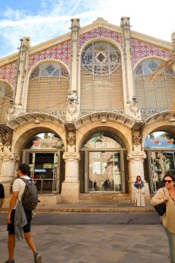Valencia, İspanya... 26 Ekim 2025 Valencia 'daki merkez pazar girişi.