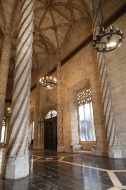 Valencia, İspanya 23 Ekim 2025 Valencia 'daki İpek Borsası Sütunları Salonu.