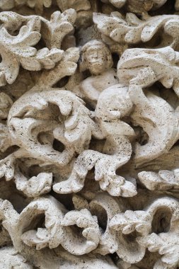 Valencia, İspanya 23 Şubat 2025 Gargoyles, heykeller ve Valencia şehrindeki İpek Borsası binasının yontulmuş taş detayları.