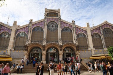 Valencia, İspanya... 26 Ekim 2025 Valencia 'daki merkez pazar girişi.