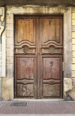 Valencia, İspanya... 18 Ekim 2025. Valencia, İspanya 'da işlenmiş demir detayları olan eski ahşap bir kapı.