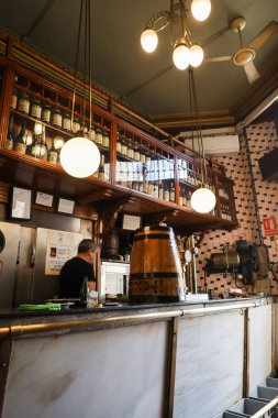 Valencia, İspanya... 26 Aralık 2024 Valencia 'nın El Barrio semtinde La Pilareta adlı midyeleriyle ünlü bir restoran.