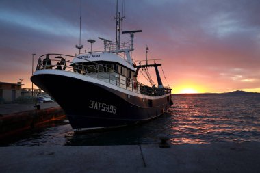 Santa Pola, Alicante, İspanya... 26 Kasım 2025, Santa Pola limanına gün batımında dönen balıkçı teknesi.
