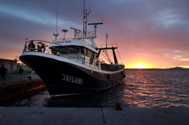 Santa Pola, Alicante, İspanya... 26 Kasım 2025, Santa Pola limanına gün batımında dönen balıkçı teknesi.