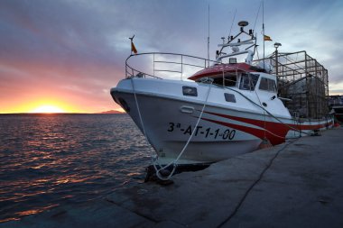 Santa Pola, Alicante, İspanya - 26 Kasım 2025: Santa Pola limanında demirli balıkçı tekneleri gün batımında